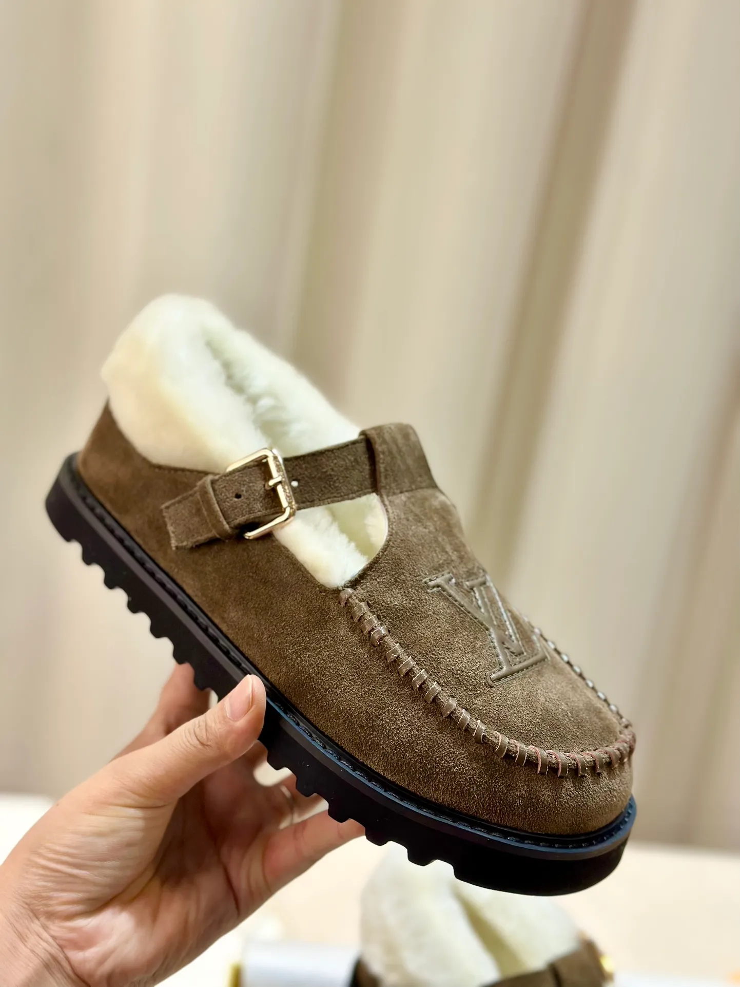 👟👟Ex-factory price 540👟👟Mauri version Louis Vuitton lv louis vuott…on fw24 new arrival～The latest furry slippers for autumn and winter～This pair of furry slippers is also very good-looking! The leather ones are very high-end! ! !Paired with denim shorts in autumn and winter, it’s perfect! Put it on and you will instantly have your ideal height! A favorite style, with fashionable elements, the appearance of the upper is full of nobility. Wearing it can always show the fashionable charm of women. It is fashionable but not too showy. The high-end beef tendon on the upper and the Lvjia letter buckle are so beautiful. Upper: imported high-end frosted/cowhide. Outsole: original outsole. Inner lining: imported real wool. Size: 35-42 (customized at .42).